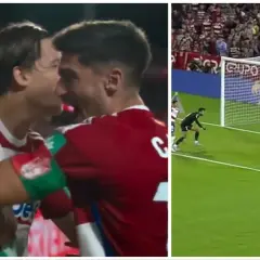 Radość zawodników Granada CF po strzelonym golu. Na drugim planie akcja pod bramką, gdzie piłkarz w jasnym stroju z numerem 27 biegnie do piłki.