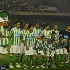 Real Betis – zawodnicy w zielono-białych strojach pozują do zdjęcia z maskotką.