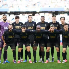 Drużyna Valencia CF – zawodnicy pozują do wspólnego zdjęcia na murawie stadionu.