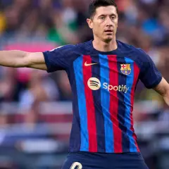 Robert Lewandowski, kapitanem Barcelony, w nowym stroju z logo Spotify.