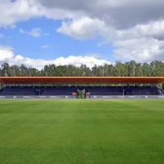 Piękny, zielony stadion w Warszawie, gotowy na mecze Hutnika.
