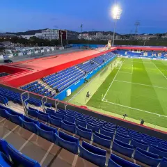 Puste trybuny stadionu Johan Cruyff w blasku jupiterów, gotowe na mecz.