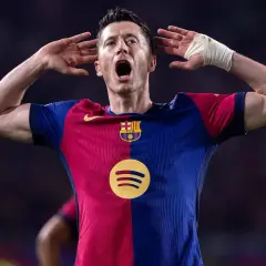 Robert Lewandowski, jeden z najlepszych strzelców Barcelony, świętuje bramkę.