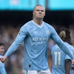 Erling Haaland, najdroższy piłkarz na świecie, w błękitnej koszulce Manchesteru City, świętuje bramkę.