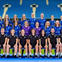 Drużyna piłkarska Lech Poznań UAM w komplecie, gotowa do gry na stadionie.