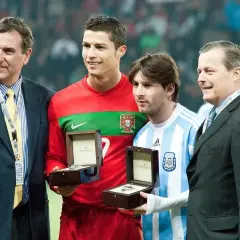 Cristiano Ronaldo i Leo Messi, dwaj z 100 najlepszych piłkarzy wszechczasów, odbierają nagrody.