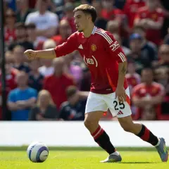 Manuel Ugarte w czerwonej koszulce Manchesteru United z numerem 25, biegnie po boisku, skupiony na grze.