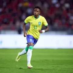 Piłkarz Brazylii w żółtej koszulce z numerem 11 biegnie po boisku. Copa America co ile lat? Turniej odbywa się co 4 lata.
