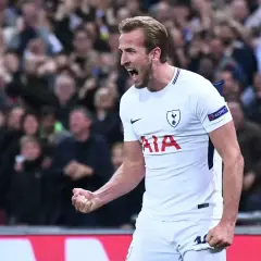 Harry Kane, jeden z najlepszych zawodników Premier League, świętuje bramkę.