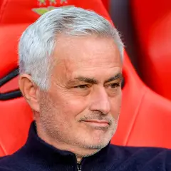 Siedzący na czerwonej ławce José Mourinho, którego siwe włosy i zmarszczki świadczą o doświadczeniu, przypomina o czasach, gdy tworzył podstawowy skład Realu Madryt.