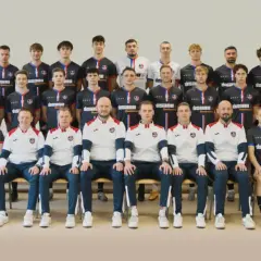Drużyna Watford F.C. – zawodnicy pozują do wspólnego zdjęcia w strojach klubowych.