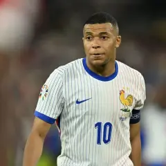 Kylian Mbappé, młody piłkarz, który już teraz budzi pytania: ile lat ma Mbappé? Na zdjęciu w koszulce z numerem 10.