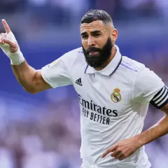 Piłkarz z numerem 8, Karim Benzema, świętuje bramkę. Ma zabandażowaną dłoń i opaskę kapitana na ramieniu.
