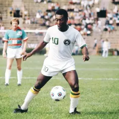 Pele w białej koszulce z numerem 10, grający w New York Cosmos. To jeden z klubów, w jakich grał Pele.
