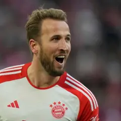 Harry Kane w koszulce Bayernu Monachium, z otwartymi ustami, radośnie reaguje na wydarzenia na boisku.