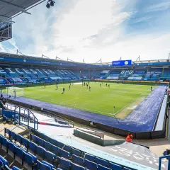 Piłkarze trenują na murawie King Power Stadium. Puste trybuny w niebieskich barwach czekają na kibiców.