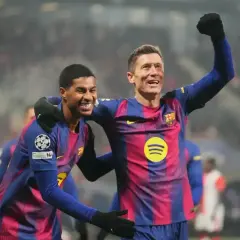 Dwóch piłkarzy Barcelony świętuje, jeden z nich to Robert Lewandowski. Ile goli ma Lewandowski? Tego dnia strzelił kolejnego!