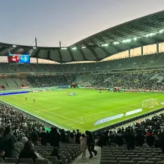 Widok na wypełniony po brzegi seulski stadion piłkarski, gdzie kibice czekają na rozpoczęcie meczu.