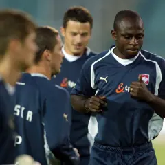 Emmanuel Olisadebe w koszulce reprezentacji Polski. Daty dołączenia do kadry to ważny moment w jego karierze.