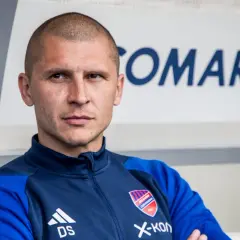 Sonny Kittel, z krótką fryzurą i w dresie z herbem klubu, patrzy w obiektyw.