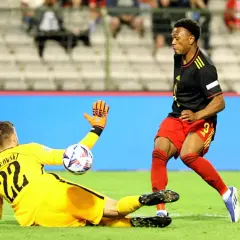 Bramkarz broni strzał zawodnika Belgii. Wynik polska-belgia 6:1.