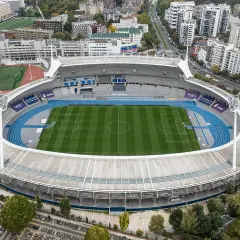 Stadion Stade Charléty w Paryżu z lotu ptaka, z boiskiem piłkarskim i bieżnią.