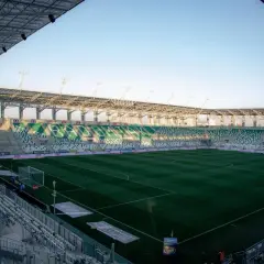 Pusta murawa i zielono-białe trybuny stadionu im. Braci Czachorów czekają na emocje.