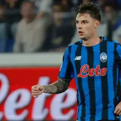 Piłkarz Atalanty w niebiesko-czarnej koszulce z logo "Lete" podczas meczu Atalanta – Udinese.