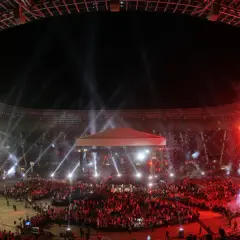 Koncert w Tarczyński Arena. Tłumy ludzi na trybunach i płycie boiska, fajerwerki i światła tworzą niesamowity spektakl. Sektory wypełnione po brzegi.