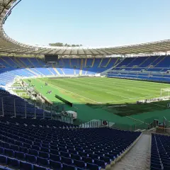 Puste trybuny Stadionu Olimpijskiego w Rzymie, gotowe na mecz AS Roma.