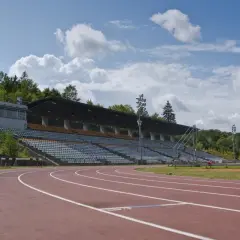 Pusta bieżnia i trybuny stadionu 650-lecia w Słupsku czekają na sportowców.