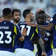 Piłkarze Al-Nassr świętują po meczu. Na koszulkach numery 23 (Ayman), 17 (Bro) i 9 (J. Duran).