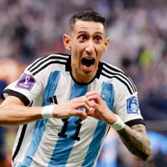 Piłkarz Angel Di Maria w koszulce Argentyny z numerem 11, z wyrazem radości na twarzy, świętuje bramkę.