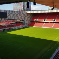 Piękny, zielony stadion w Tiranie, stolicy Albanii. Puste czerwone trybuny czekają na kibiców.