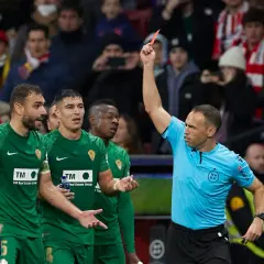 Sędzia pokazuje czerwoną kartkę zawodnikom Elche CF.