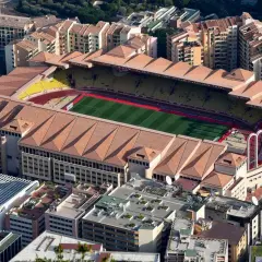 Stadion AS Monaco z lotu ptaka, otoczony budynkami mieszkalnymi i zielenią.