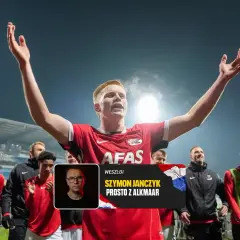 Piłkarze z Amsterdamu świętują zwycięstwo. Młody zawodnik z podniesionymi rękami cieszy się z kibicami.