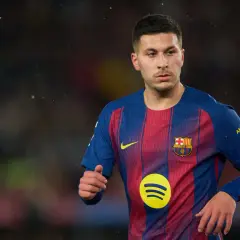 Młody piłkarz Roony Bardghji w koszulce FC Barcelony, z dumą nosi herb klubu.