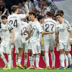 Atlético Madryt – zawodnicy w białych strojach świętują na boisku.