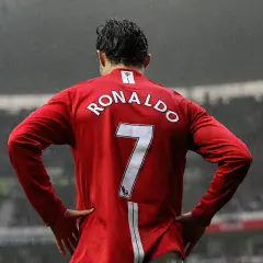 Piłkarz z numerem 7 na plecach, Cristiano Ronaldo, w czerwonej koszulce Manchesteru United.