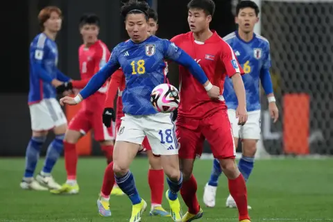 Piłkarze Japonii i Korea Północna w akcji podczas meczu.