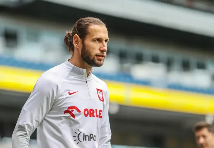 Piłkarz Grzegorz Krychowiak w białej bluzie z orłem. Ile ma lat?