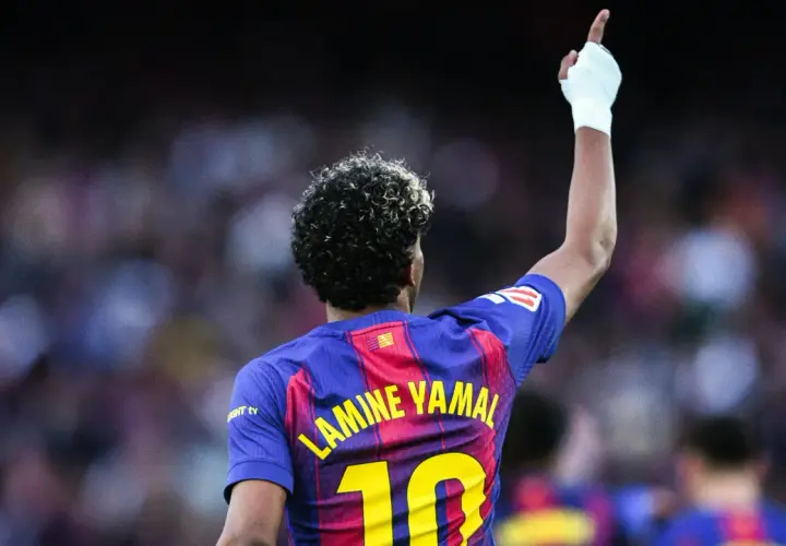 Lamine Yamal, młody talent FC Barcelona B, świętuje bramkę. Jego koszulka z numerem 10 i nazwiskiem jest widoczna.