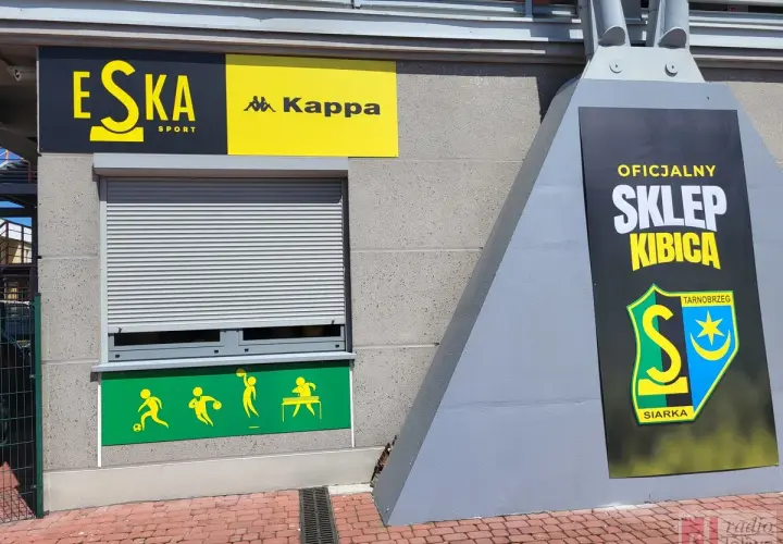 Oficjalny sklep kibica Siarki Tarnobrzeg na stadionie. Logo klubu i napisy "Eska Sport", "Kappa".