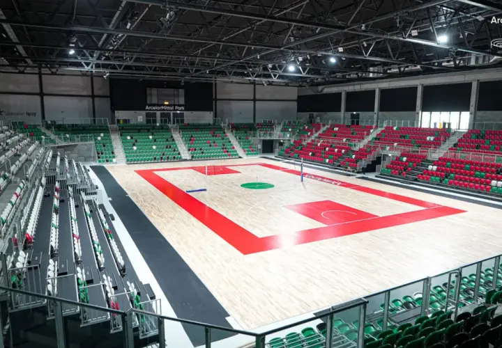 Pusta hala sportowa z parkietem do koszykówki i trybunami w Zagłębiowskim Parku Sportowym.