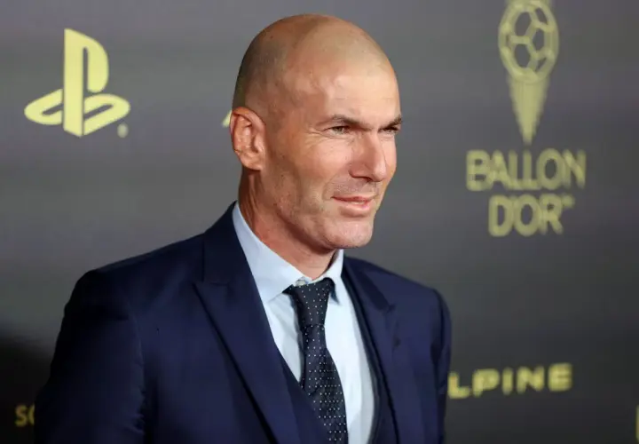 Zinedine Zidane, jeden z najlepszych piłkarzy Francji, w garniturze na gali Ballon d'Or.