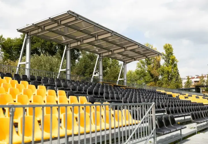 Nowe trybuny stadionu w Krakowie. Projekt uwzględnia żółte i czarne siedzenia pod zadaszeniem.