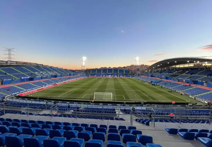 Puste trybuny stadionu Coliseum Alfonso Pérez o zmierzchu, gotowe na mecz.