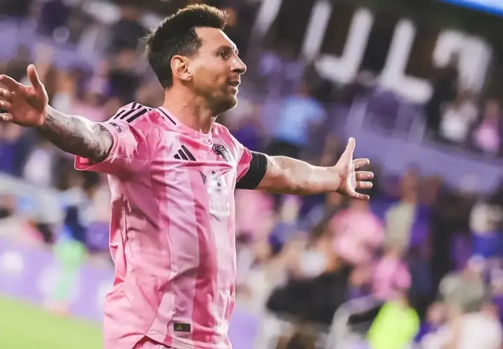 Lionel Messi w różowej koszulce świętuje bramkę. W jakim klubie gra Messi 2024? W Inter Miami CF.