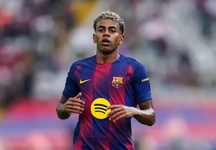 Młody piłkarz FC Barcelony w koszulce z logo Spotify. Zastanawiasz się, ile zarabia Lamine Yamal?